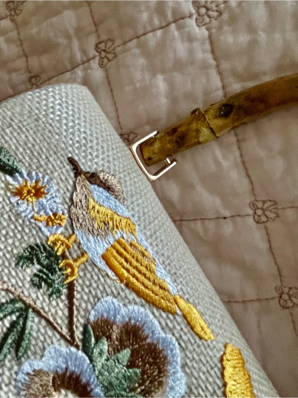 Tommy Bahama Bird & Floral Embroidered Canvas Bamboo Top Handle w Unique Chain - Picture 15 of 16